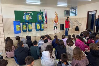 Escola Municipal Ars&ecirc;nio Heiss recebe Projeto Recicla &Oacute;leo; conhe&ccedil;a a iniciativa