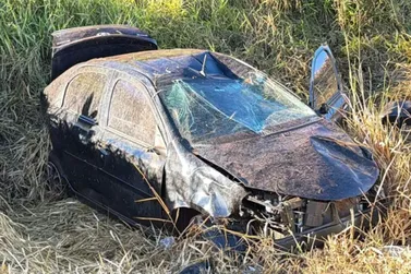 Carro capota e homem fica ferido ap&oacute;s tentativa de ultrapassagem na PR-486