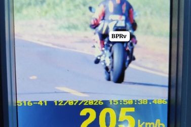 Motociclista &eacute; flagrado a 205 km/h e outros 1,6 mil motoristas s&atilde;o multados em 15 dias