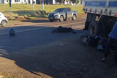 Motociclista morre ap&oacute;s forte batida contra caminh&atilde;o na regi&atilde;o Oeste