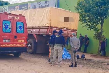 Motociclista morre ap&oacute;s perder controle da moto e bater em carreta na BR-163