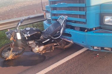 Motociclista morre em grave acidente envolvendo carreta na PR-486