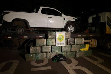 Motorista foge ap&oacute;s persegui&ccedil;&atilde;o e abandona carro roubado com 355 quilos de maconha