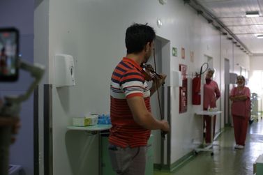 M&uacute;sica cl&aacute;ssica leva acolhimento e emo&ccedil;&atilde;o aos pacientes do Hospital Bom Jesus em Toledo