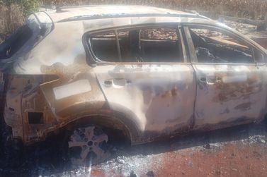 SUV roubado &eacute; encontrado completamente destru&iacute;do pelo fogo em Toledo