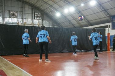 Toledo conquista os t&iacute;tulos masculino e feminino do 2&ordm; Regional de V&ocirc;lei no Escuro 70+