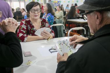 Torneio de Canastra re&uacute;ne mais de 150 idosos e celebra o Dia dos Av&oacute;s em Toledo