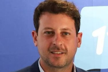 Candidato fica prensado entre ve&iacute;culos durante adesivagem de carro em Toledo