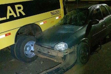 Carro bate em &ocirc;nibus estacionado durante a madrugada em Toledo