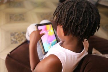Escola de Pais debate impactos do uso de telas digitais na inf&acirc;ncia; veja como participar