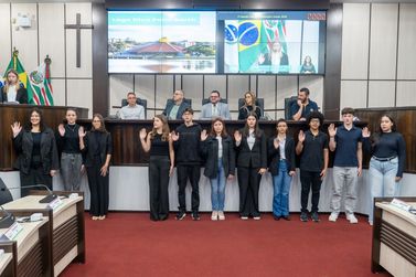 Estudantes de tr&ecirc;s col&eacute;gios de Toledo tomam posse como vereadores mirins