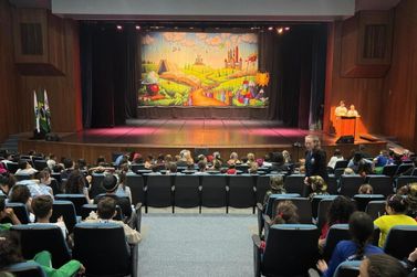 Festiarte transforma Teatro Municipal em um grande conto de fadas