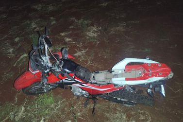 Motociclista fica gravemente ferida ap&oacute;s bater contra trator