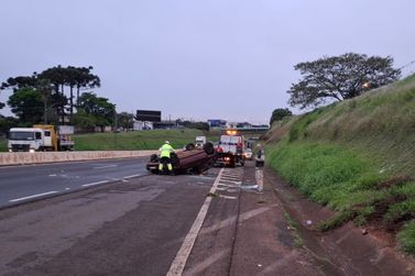 Motorista fica ferido ap&oacute;s carro sair da pista, bater contra barranco e capotar na PRC-467
