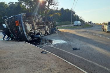 Pol&iacute;cia Rodovi&aacute;ria se manifesta sobre tombamento de caminh&atilde;o; bloqueio no local continua