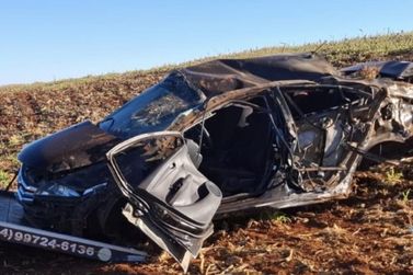 Quatro pessoas ficam feridas ap&oacute;s carro capotar em rodovia