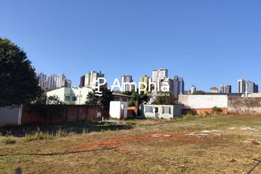 Terreno &agrave; venda - 660m&sup2; - Centro