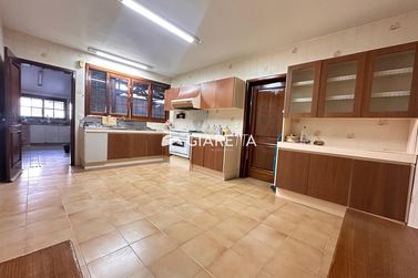 Casa &agrave; venda - 300m&sup2; - CENTRO
