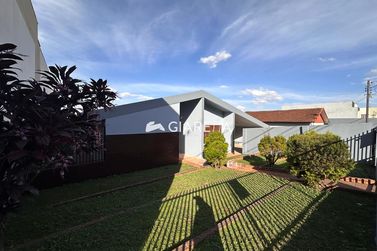 Casa &agrave; venda - 300m&sup2; - CENTRO