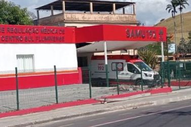 Caminh&atilde;o derruba poste e deixa SAMU de Tr&ecirc;s Rios sem telefone e luz