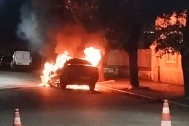 Carro pega fogo no centro e assusta moradores em Para&iacute;ba do Sul