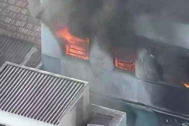Inc&ecirc;ndio atinge f&aacute;brica de fantasias no Rio e deixa feridos