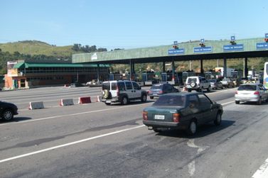 Tombamento de carreta interdita subida da Serra de Petr&oacute;polis na BR-040