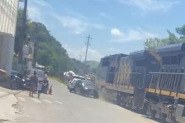 Trem atinge carro estacionado pr&oacute;ximo &agrave; linha f&eacute;rrea em Tr&ecirc;s Rios