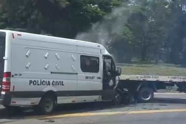 Viatura da Pol&iacute;cia Civil colide com caminh&atilde;o-guincho em Barra do Pira&iacute;