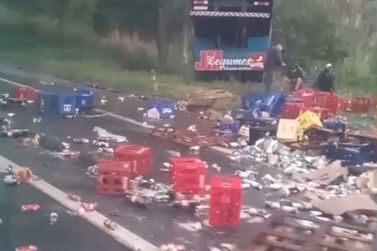 Acidente na BR-040: Caminh&atilde;o de cerveja tomba em Tr&ecirc;s Rios e bloqueia pista