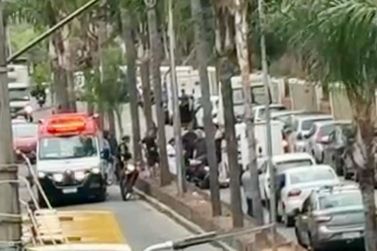 Carro e Moto Colidem em Frente ao HTO em Para&iacute;ba do Sul; V&iacute;timas Socorridas