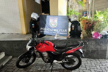 Homem &eacute; preso por dire&ccedil;&atilde;o perigosa e porte de drogas em Vila Isabel