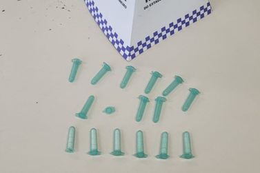 Homem &eacute; preso por amea&ccedil;a e PM apreende drogas em Jamapar&aacute;