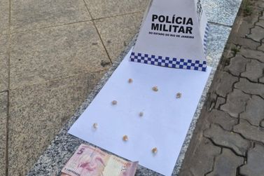 Homem &eacute; preso por tr&aacute;fico de drogas durante a&ccedil;&atilde;o da PM em Tr&ecirc;s Rios