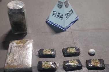 Mulher &eacute; presa com mais de 1,8 kg de drogas em &ocirc;nibus na BR-393