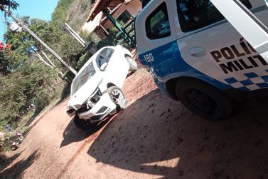 Suspeito de roubo a taxista &eacute; procurado ap&oacute;s acidente em Para&iacute;ba do Sul
