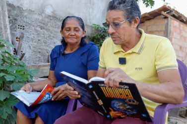 Após os 60, casal vai à escola pela 1ª vez para aprender a ler e escrever