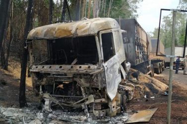 Carreta pega fogo e condutor de carro morre em colis&atilde;o entre Loanda e Paranava&iacute;