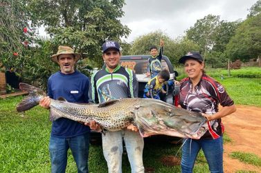 Família captura peixe de quase 44 quilos no Rio Paraná, em Altônia