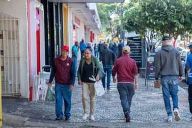 Compras: comércio de rua fica aberto até às 17h deste sábado em Umuarama