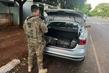 Homem é preso com carro roubado e carregado com 132 quilos de maconha, em Guaíra