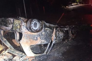 Veículo pega fogo e fica totalmente destruído em Brasilândia do Sul