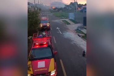 Bombeiros combatem vários focos de incêndio em bairro de Umuarama; VÍDEO