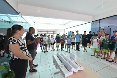 Centro da Juventude de Umuarama recebe tablets para aulas de informática