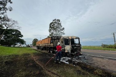 Incêndio destrói cabine de carreta na PR-323, em Cruzeiro do Oeste; VÍDEO