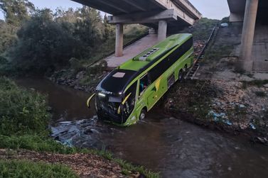 Ônibus que saiu de Francisco Alves vai parar nas margens de rio em acidente