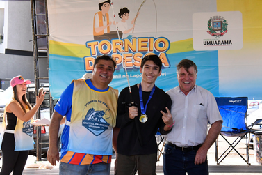 Jovem pesca curimba de 43 centímetros e vence o 3° Torneio de Pesca