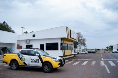 Colisão entre carro e caminhonete é registrada na rodovia PR-323, em Perobal