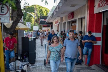 Comércio de rua atende consumidores de Umuarama e região até às 17h deste sábado