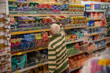 Pesquisa de preços do Procon indica que cesta básica caiu 4% em Umuarama